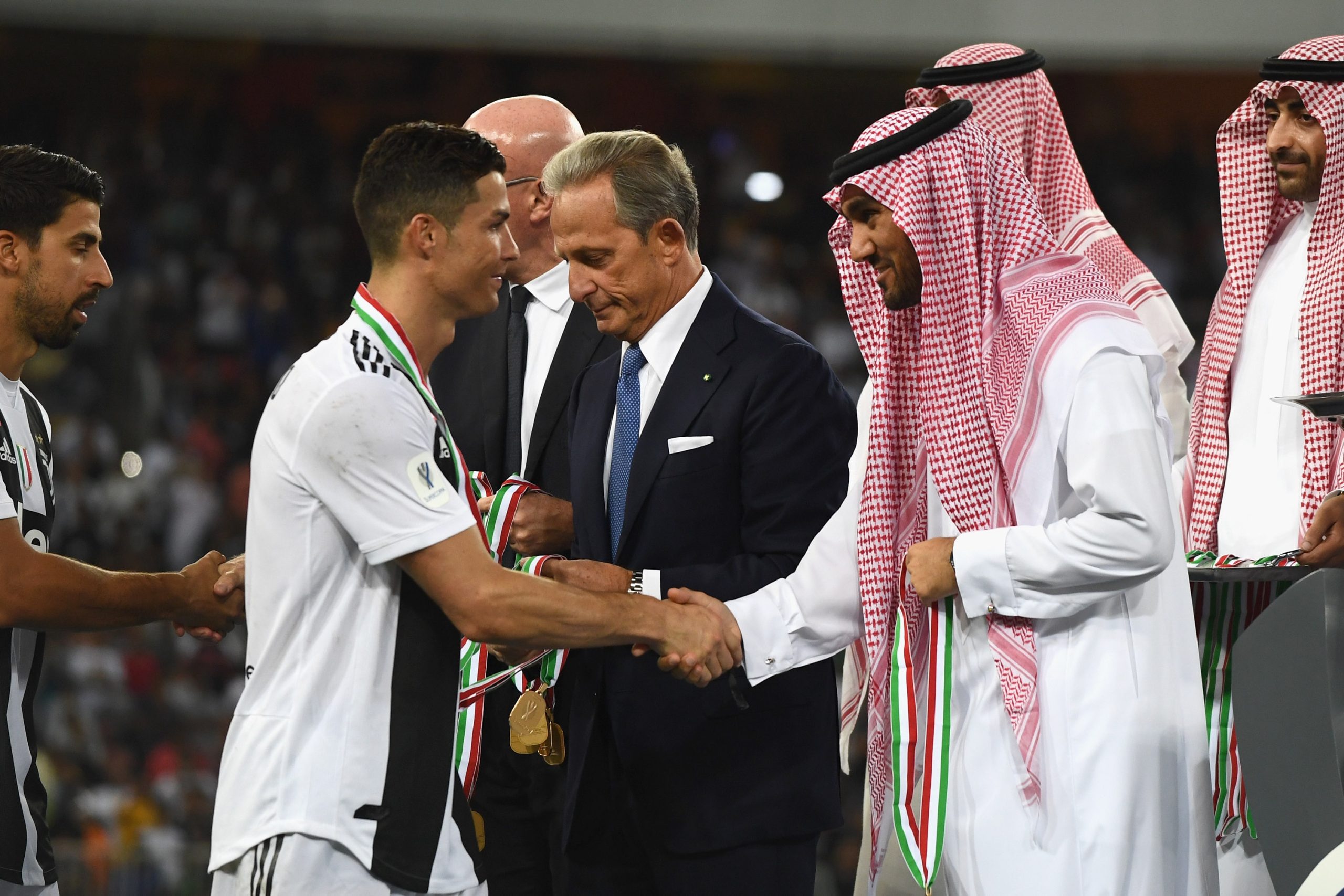 Ronaldo chuẩn bị tiến hành thi đấu cùng Arabia